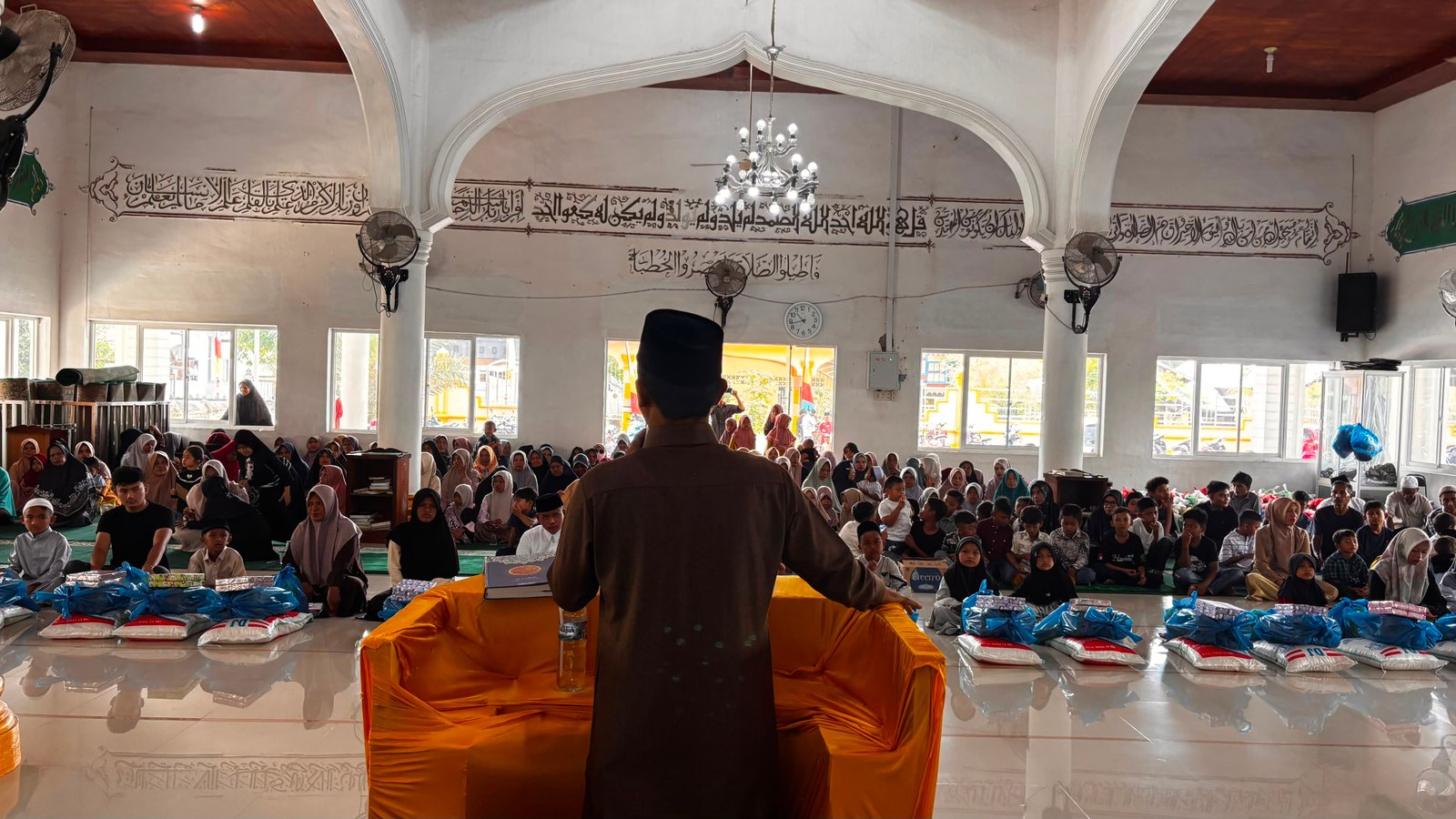 Maulid Nabi Muhammad SAW dan Santunan 25 Yatim-Piatu Digelar di Masjid Darul Ulum Kemukiman Lambaro